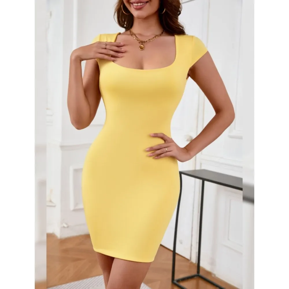 فستان نسائي قصير مثير للحفلات معانقة للجسم فستان صيفي جديد برقبة مربعة وأكمام قصيرة أنيق للسيدات معانقة على شكل شخصية 2025