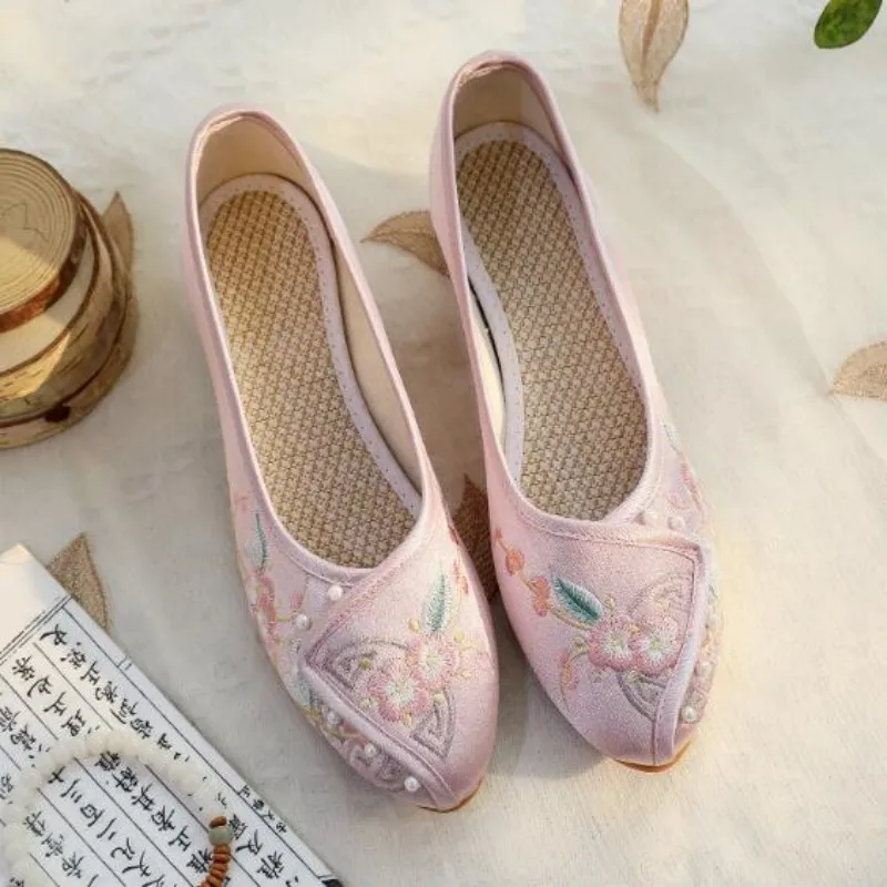 Women Pointed Toe Embroidered Mid-Heeled Shoe Spring Summer Retro Dress Pumps Vintage Style Slip on Loafer