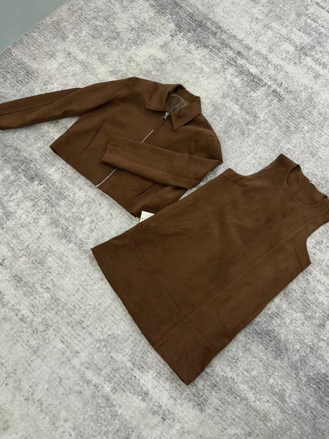 スリムフィット スエードレザージャケット レディース ショートコート ヴィンテージ ターンダウンカラー 秋の新スタイル 通勤スタイル 長袖 ジッパー