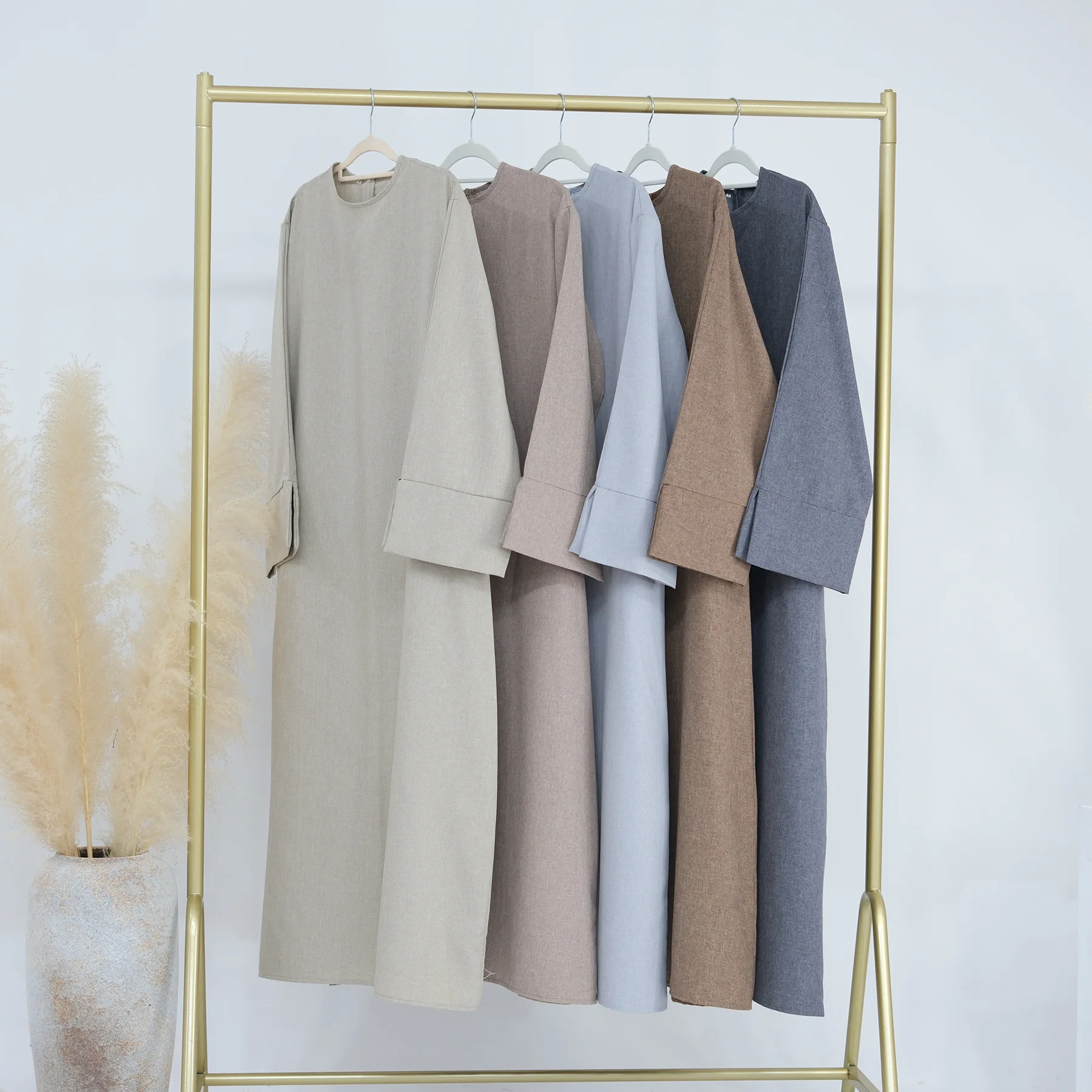 L'abito ampio in misto cotone e lino MIZON presenta una vestibilità oversize perfetta per stratificare con polsini pieghevoli regolabili per il calore