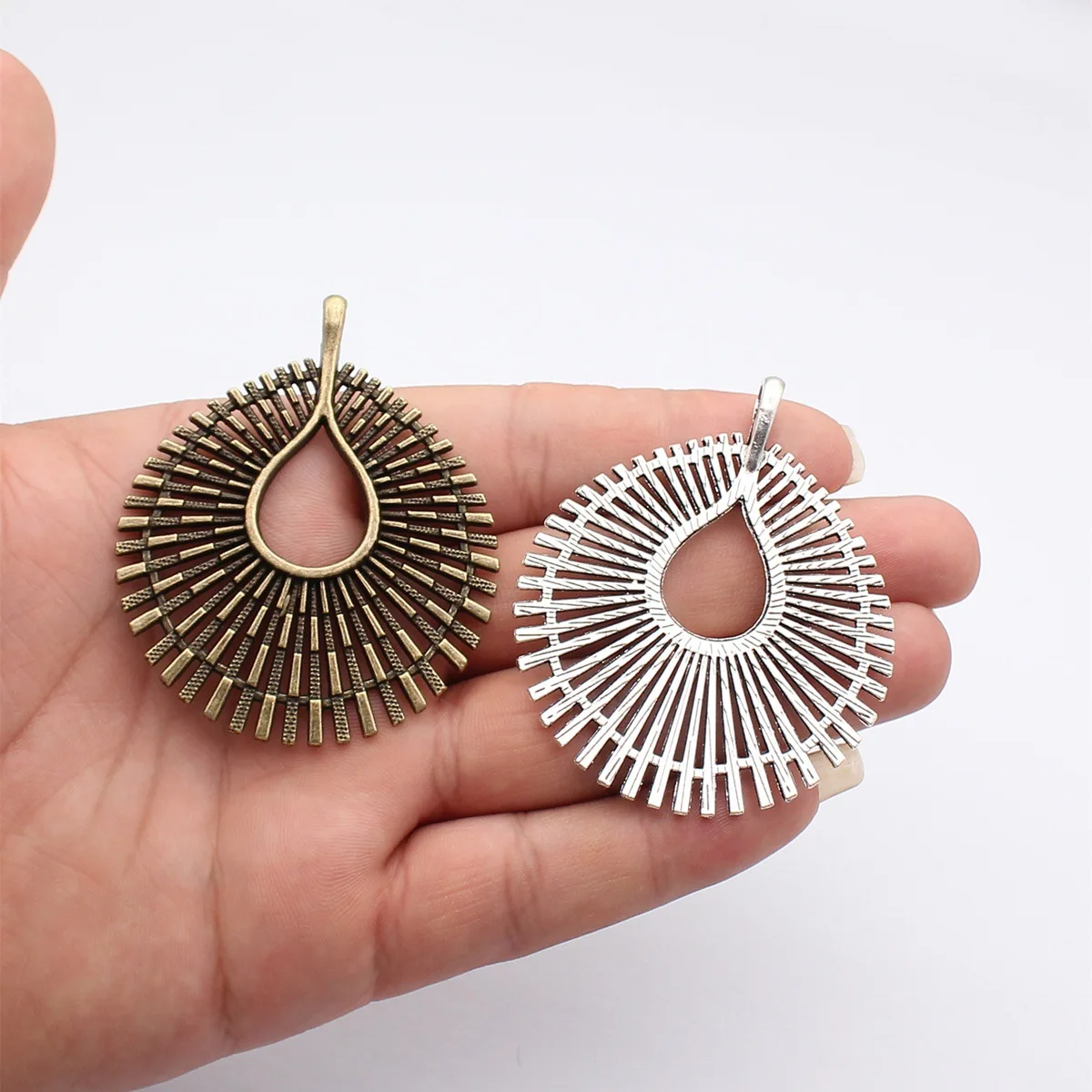 WYSIWYG 1 Stück 67 x 56 mm, 2 Farben, strahlende Anhänger mit geometrischem Design, Anhänger für DIY-Schmuckherstellung, Schmuckzubehör