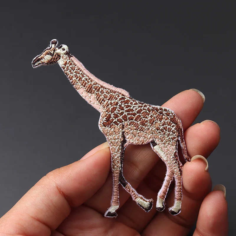 Cute animal giraffe size: 7.5x7cm Patches badge Iron On Coat Eagle Embroidery Children\'s birthday gift clothing decoration