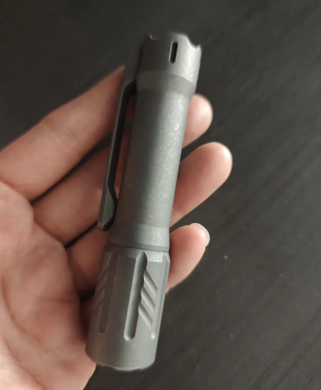 

Титановый фонарик EDC с эффектом Stonewashed, на батарейках 14500/AA (батарейки в комплект не входят)