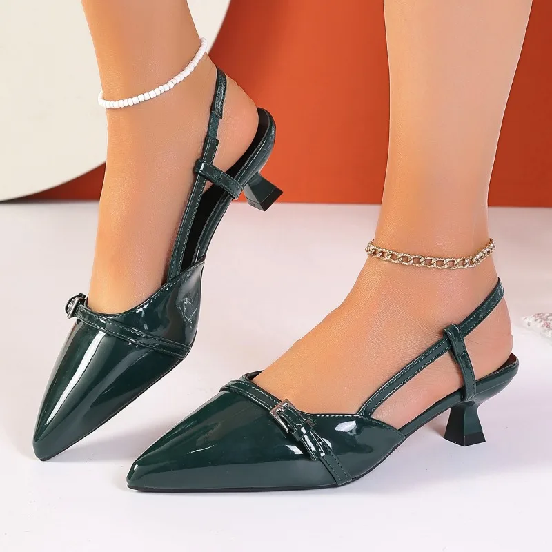 2025 Punta a punta Sexy Tacchi medi Scarpe da festa Sandali da donna Designer Estate Marca Pompe Slingback Scarpe casual Pantofole eleganti