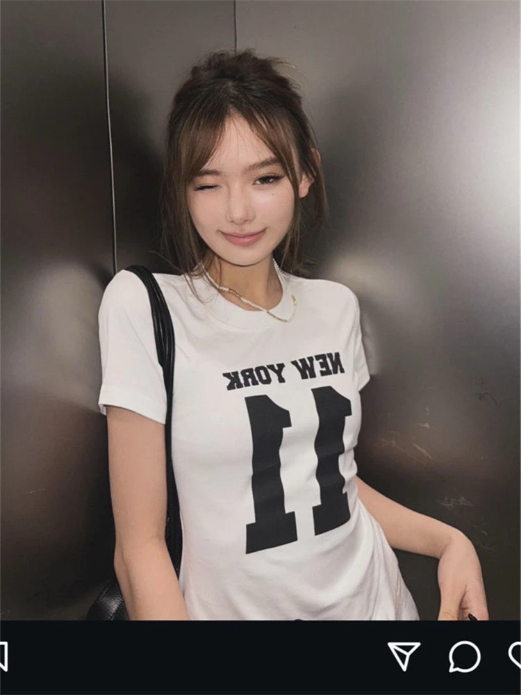 Amerykańska koszulka damska typu T-shirt, dopasowany krój, nadruk na ramionach, letnia, modna, biała, do pracy, bawełna...