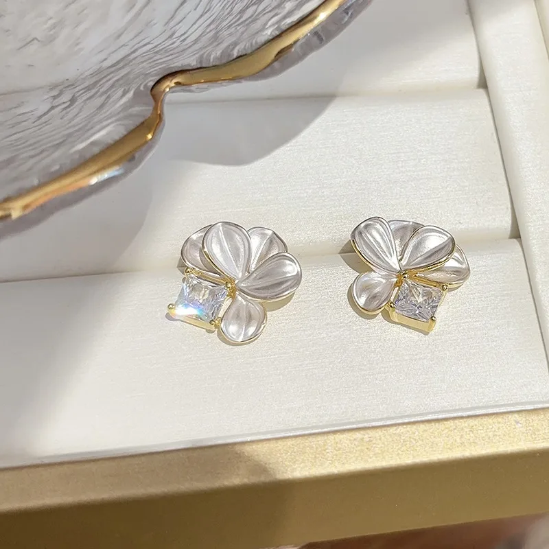 French Fashion Sweet Elegant Trend Simple Petal Square Shiny Ear Clip for Women Girls Daily Wear Jewelry Birthday Gifts