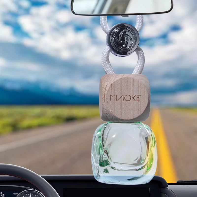 8ml車用吊り下げ式香水ディフューザー、木製アクセント付き車用アロマセラピーペンダント、空ボトル、ガラスペンダント香水ボトル