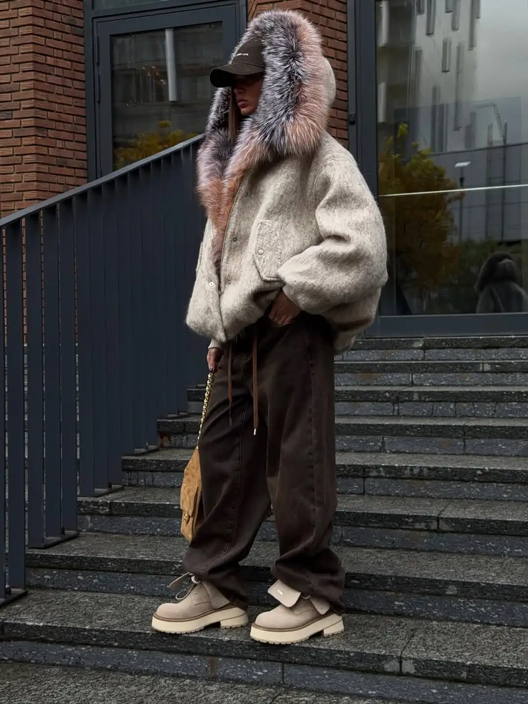 Gruba Kurtka Damska z Imitacji Futra i Wełny w Stylu Vintage z Kapturem, Kieszeniami, Bufiastymi Rękawami i Elastyczną Gumką w Pasie, Moda Damska na Co Dzień, Kolekcja 2026