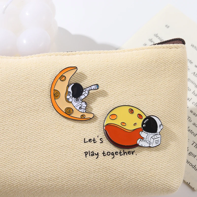 Lovely Space Astronaut Planet Enamel Pins Balloon Swing Brooches Badge Alloy Pin Backpack Hat Gift Friend Jewelry Wholesale