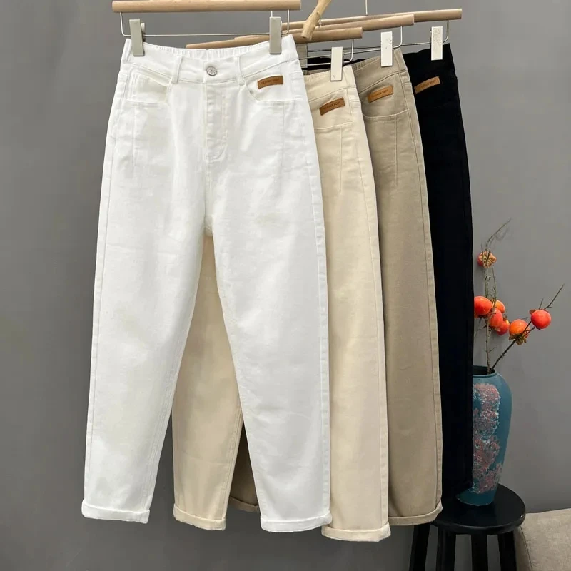Фото Белые джинсовые повседневные брюки для женщин, весна-лето 2025, новые, с высокой талией, свободные, утягивающие, фасона «морковки», женские повседневные джинсы