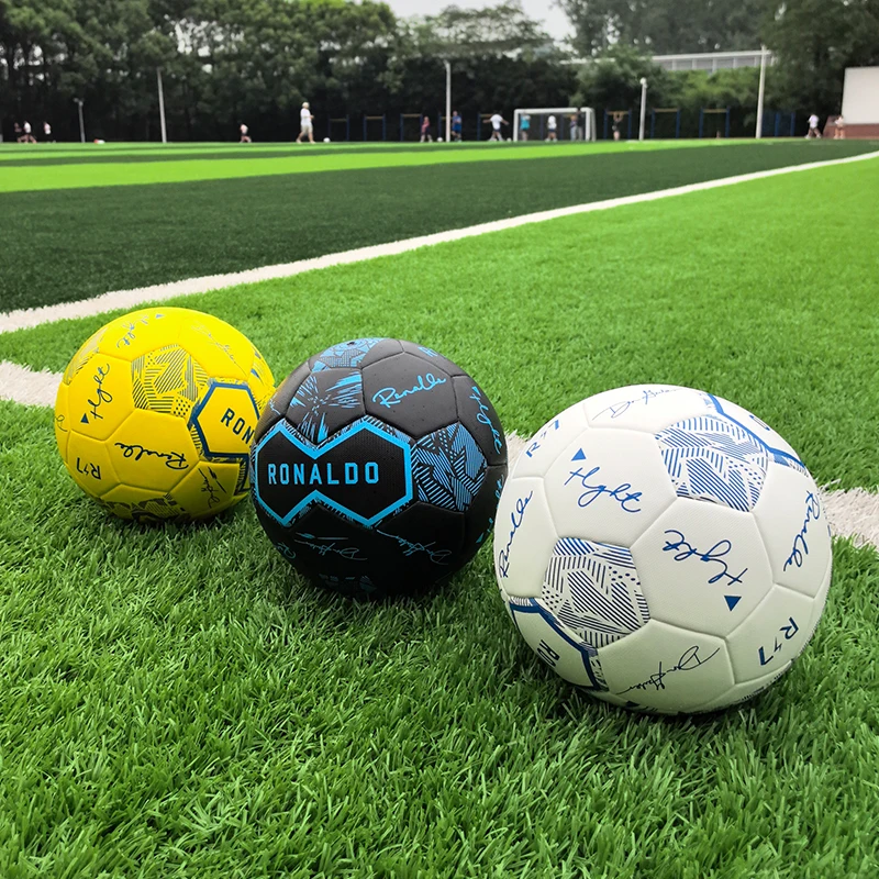 ลูกฟุตบอลขนาด 5 สีดำลายเซ็น ลูกฟุตบอลแข่งขันอย่างเป็นทางการสำหรับผู้ใหญ่และเยาวชน ลูกฟุตบอลมืออาชีพ ทนทานต่อการสึกหรอ ไร้รอยต่อ