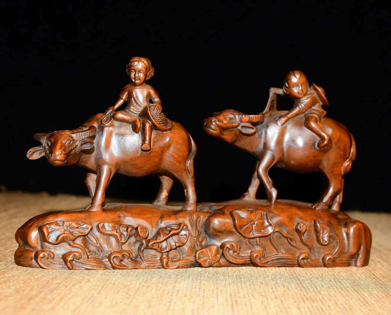 7 "المجموعة الشعبية قديم خشب البقس الراعي رعي الماشية الصبي عذراء الطفل البراءة وممتعة تمثال الثور تاون هاوس