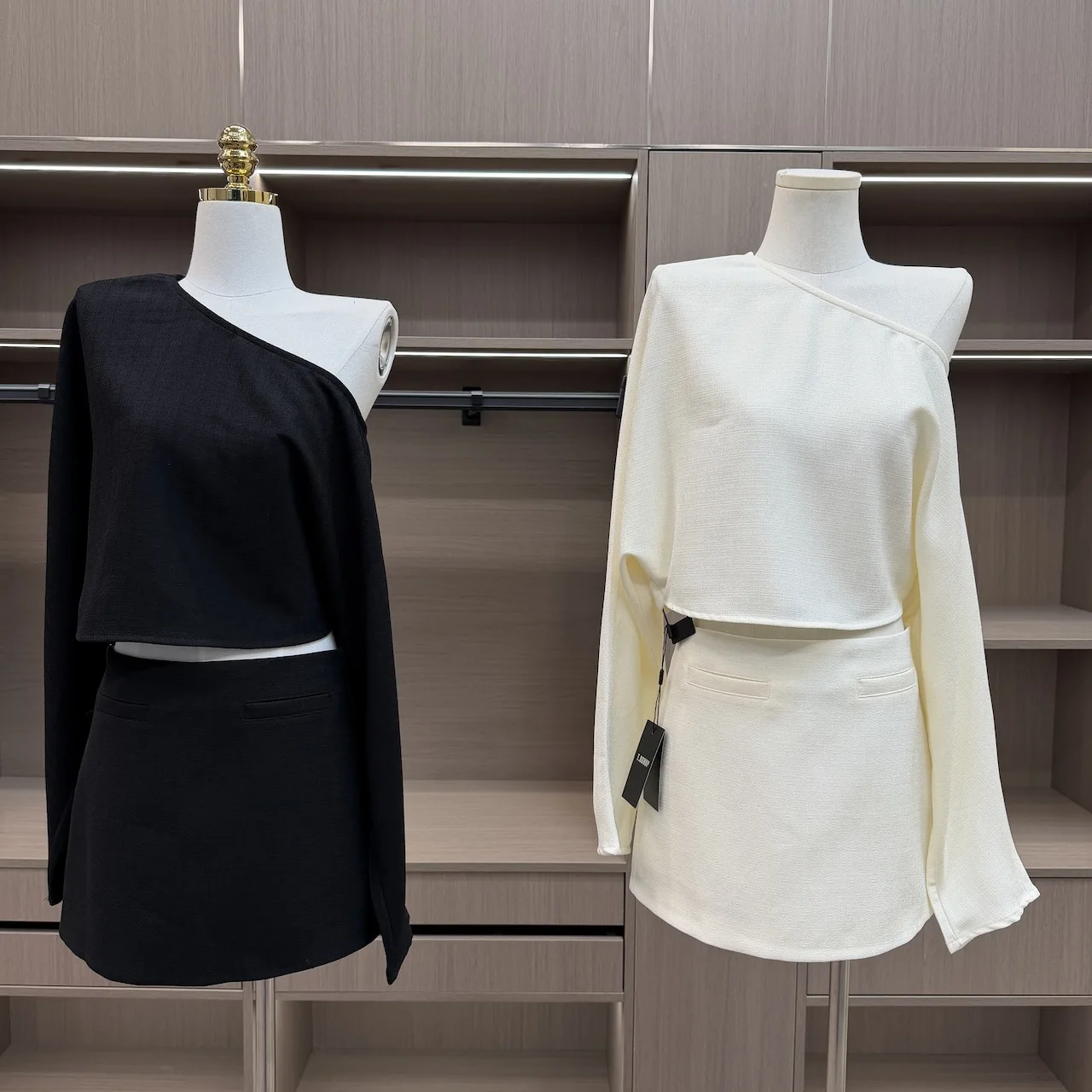 

Женский элегантный комплект из двух предметов для весны и лета: укороченный топ с асимметричным вырезом и рукавами «летучая мышь» + короткая юбка А-силуэта