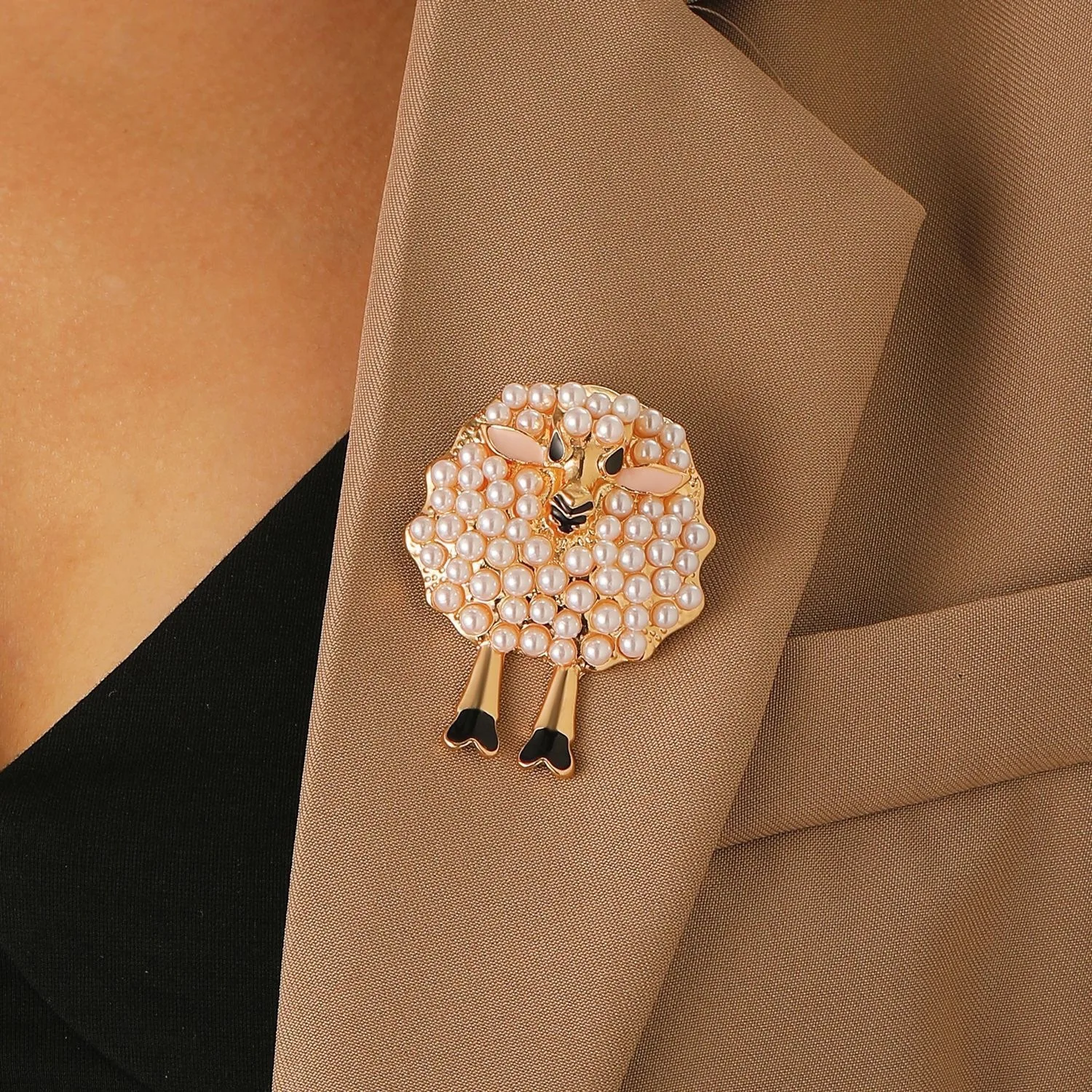 Cute Pearl Sheep Brooches for Women Vintage Animal Lapel Pin Elegant Pearl Inlaid Sheep Badge Decor Jewelry Accessories Gifts