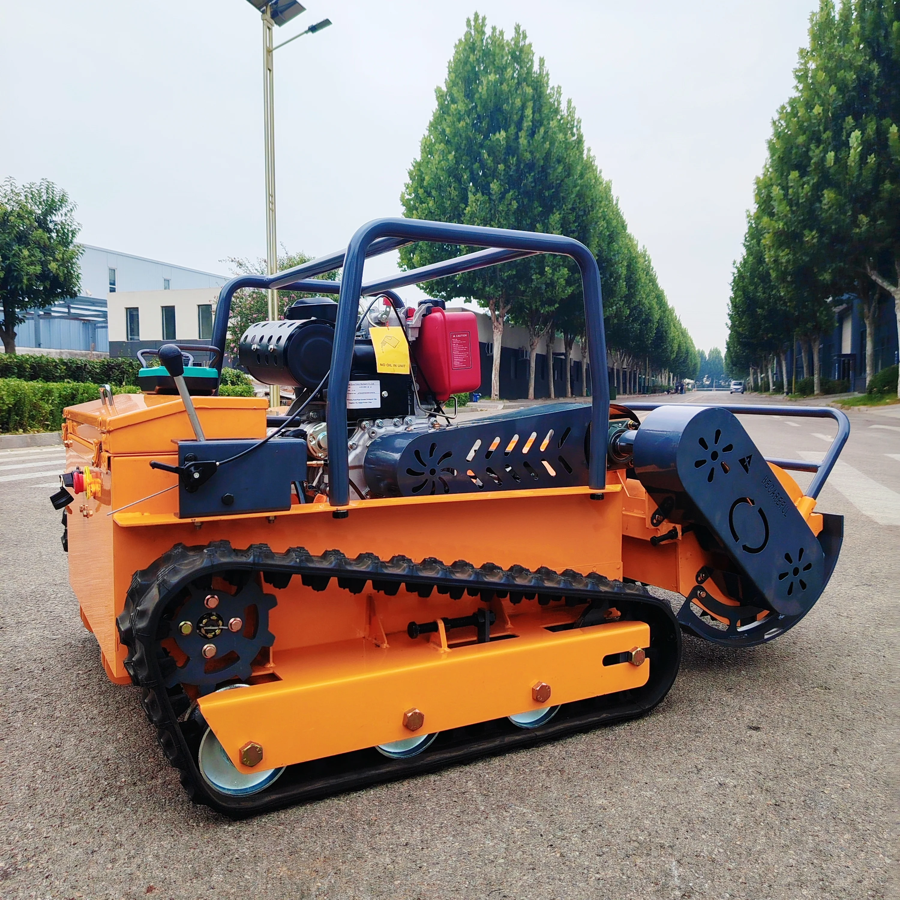 Multifunktionaler Rasenmäher, ferngesteuerter Rasenmäher, geeignet für den Rasenmähen im Hausgarten.