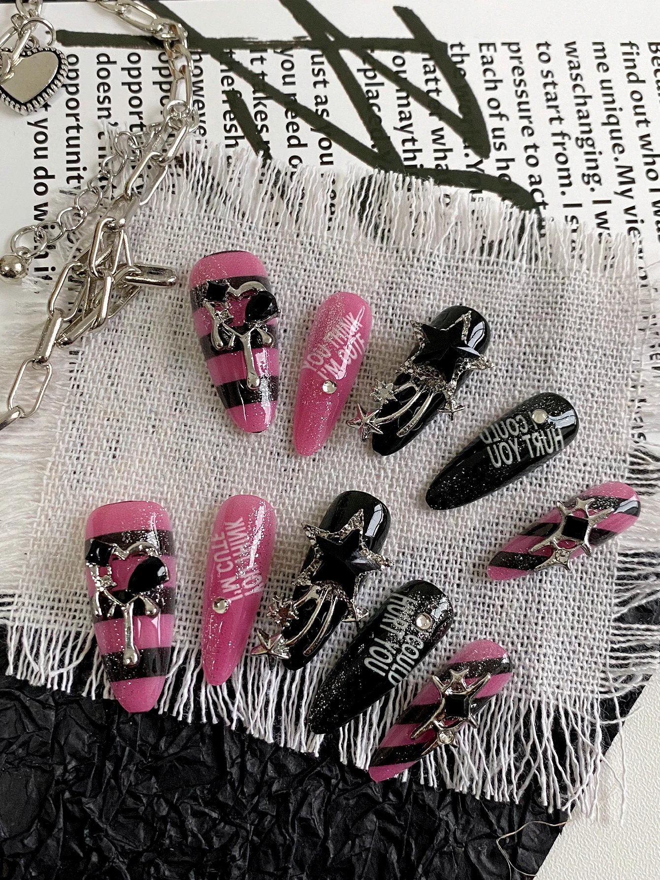 Handgefertigte, pink-schwarz gestreifte Stern-Metall-Press-On-Nägel, lange, mandelförmige Y2K Gothic Kunstnägel, Grunge-Buchstaben-Klebenägel für
