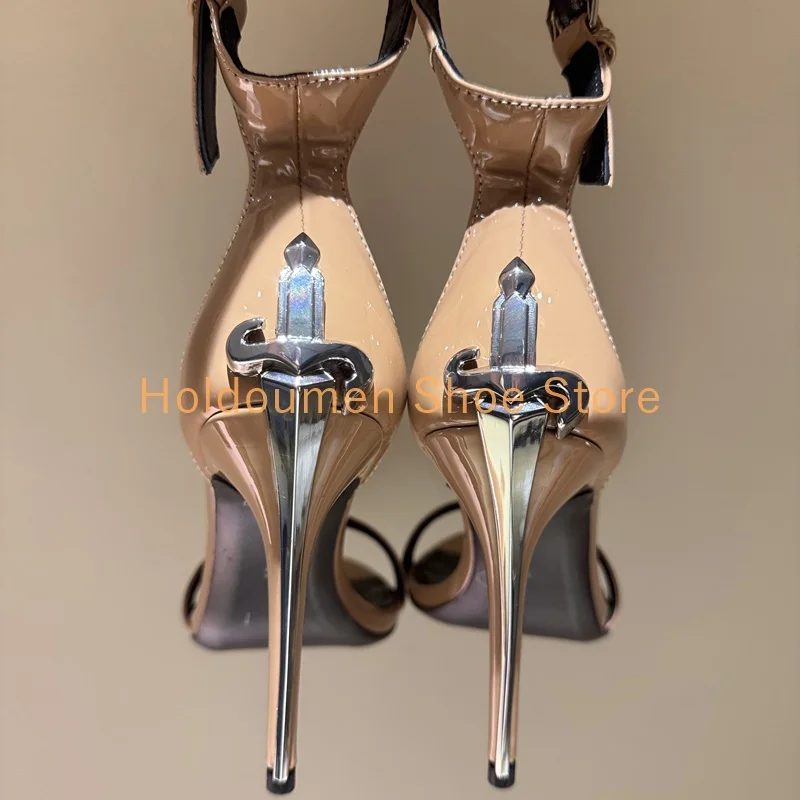 لامعة براءات الاختراع والجلود حزام واحد مثير اللمحة تو الصنادل رواية تصميم الصليب المعادن الصولجان كعب الكاحل حزام مشبك صنادل مماشي للموضة