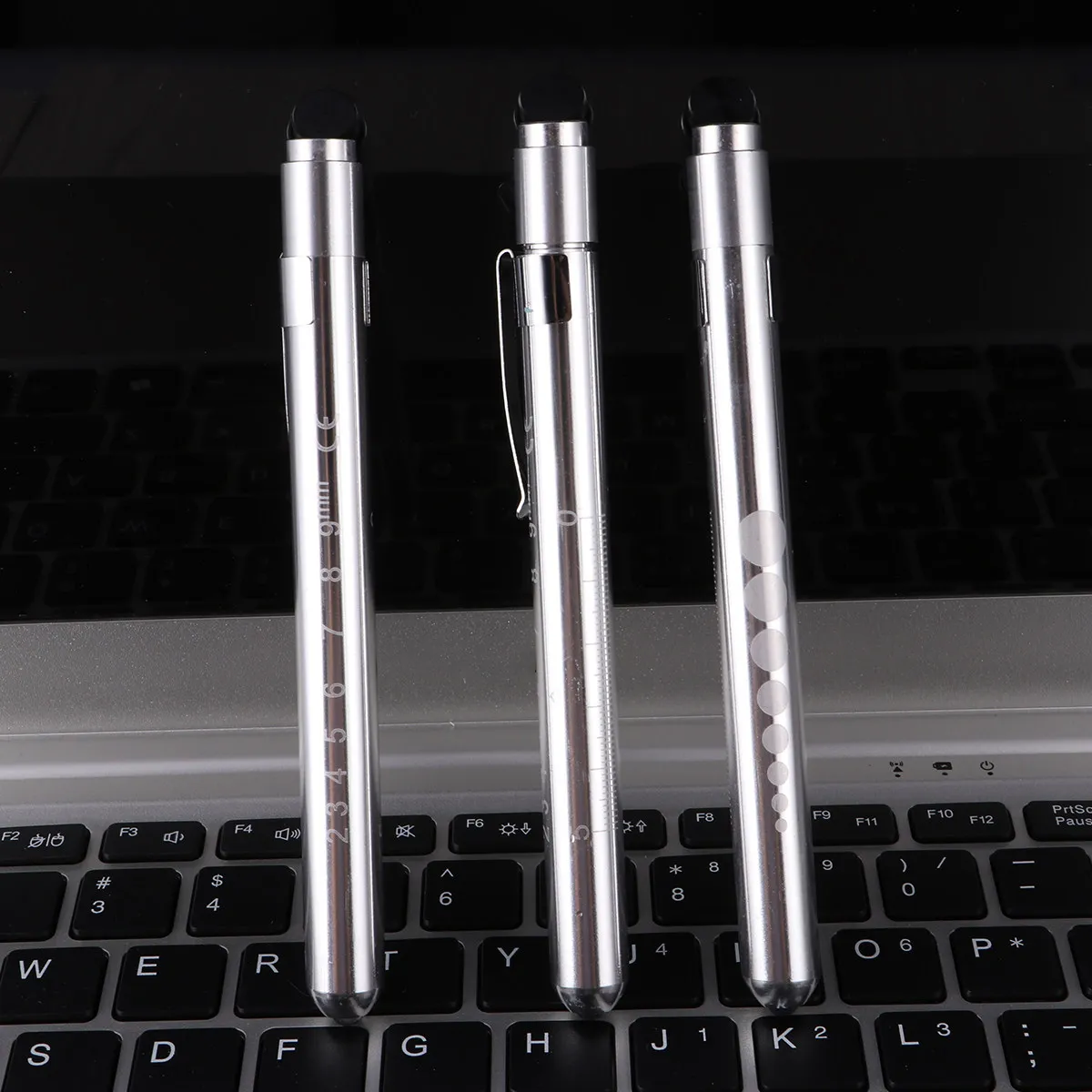 

Набор из 2 медицинских фонариков-ручек с измерителем зрачков, желто-серебристые, для врачей и медсестер, светодиодные, для осмотра