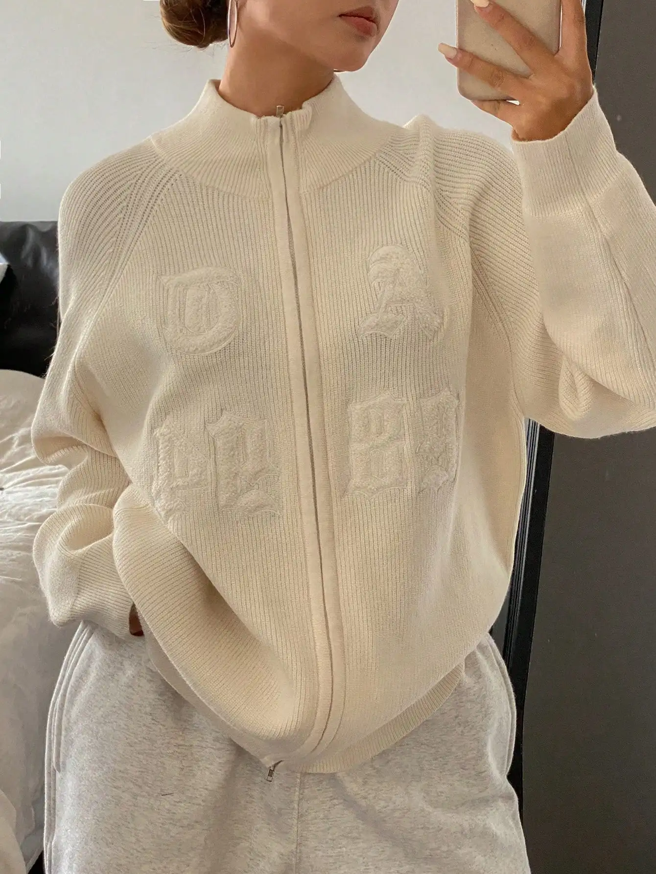 

Женский кремовый вязаный свитер с высоким воротником на молнии и вышитыми буквами, свободный крой, осенний топ