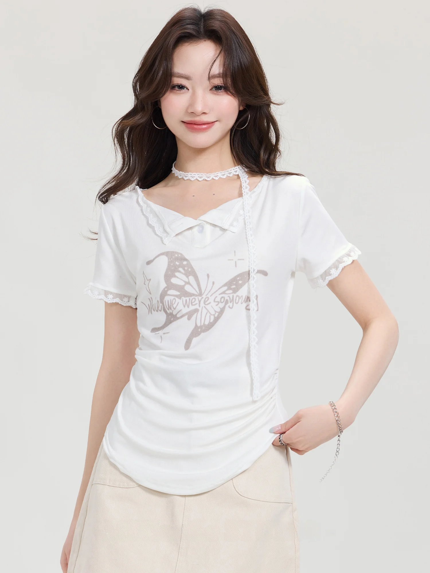 

Женская летняя приталенная футболка с принтом, кружевными вставками и V-образным вырезом, белая, с милым дизайном