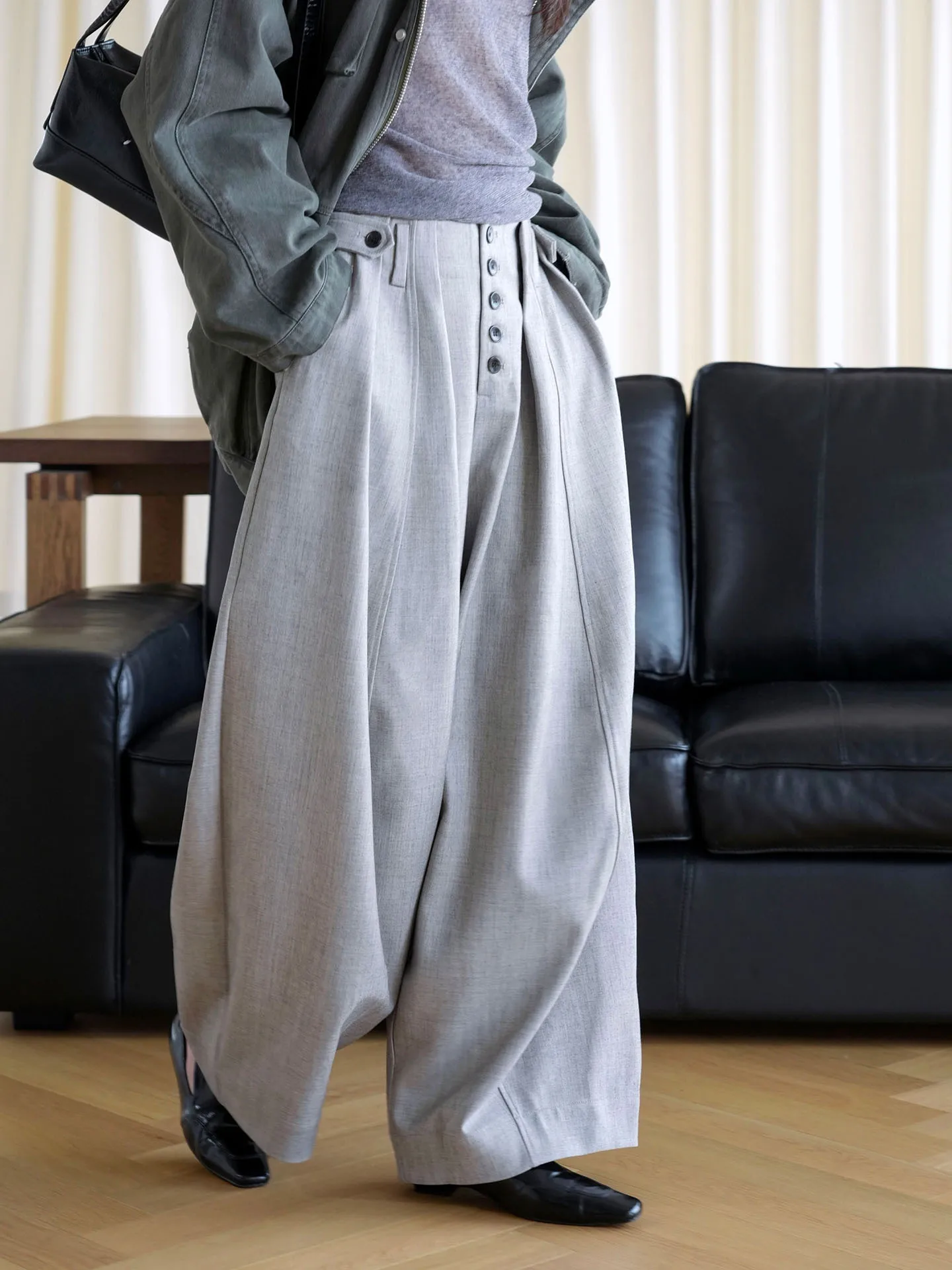 Autumn new fashionable three-dimensional high waisted pleated curved trousers with button design for women