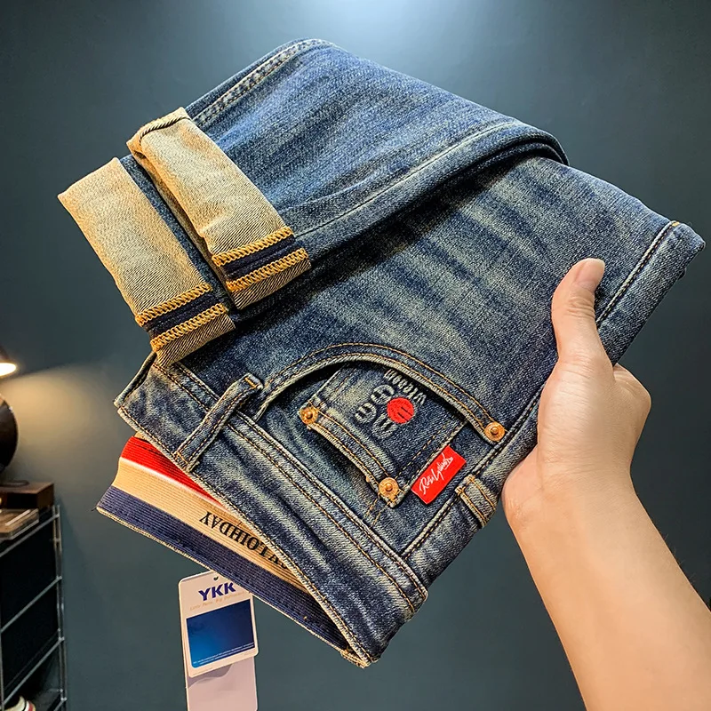 High-end retro gewassen denim jeans voor heren in noodlijdende rechte pijpen, casual ontwerp, trendy merk bedrukte slim fit broek