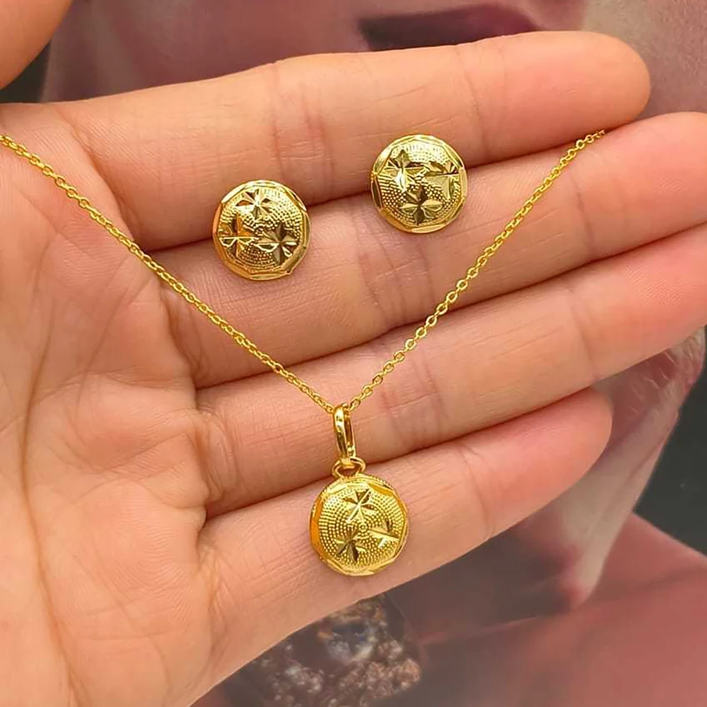 Damen-Set aus 18K vergoldeter Halskette mit Anhänger und Ohrringen in Tropfen-, Stern-, Rund-, Blumen- und Herzform, Goldschmuck-Accessoires, Geschenk – Detail 4