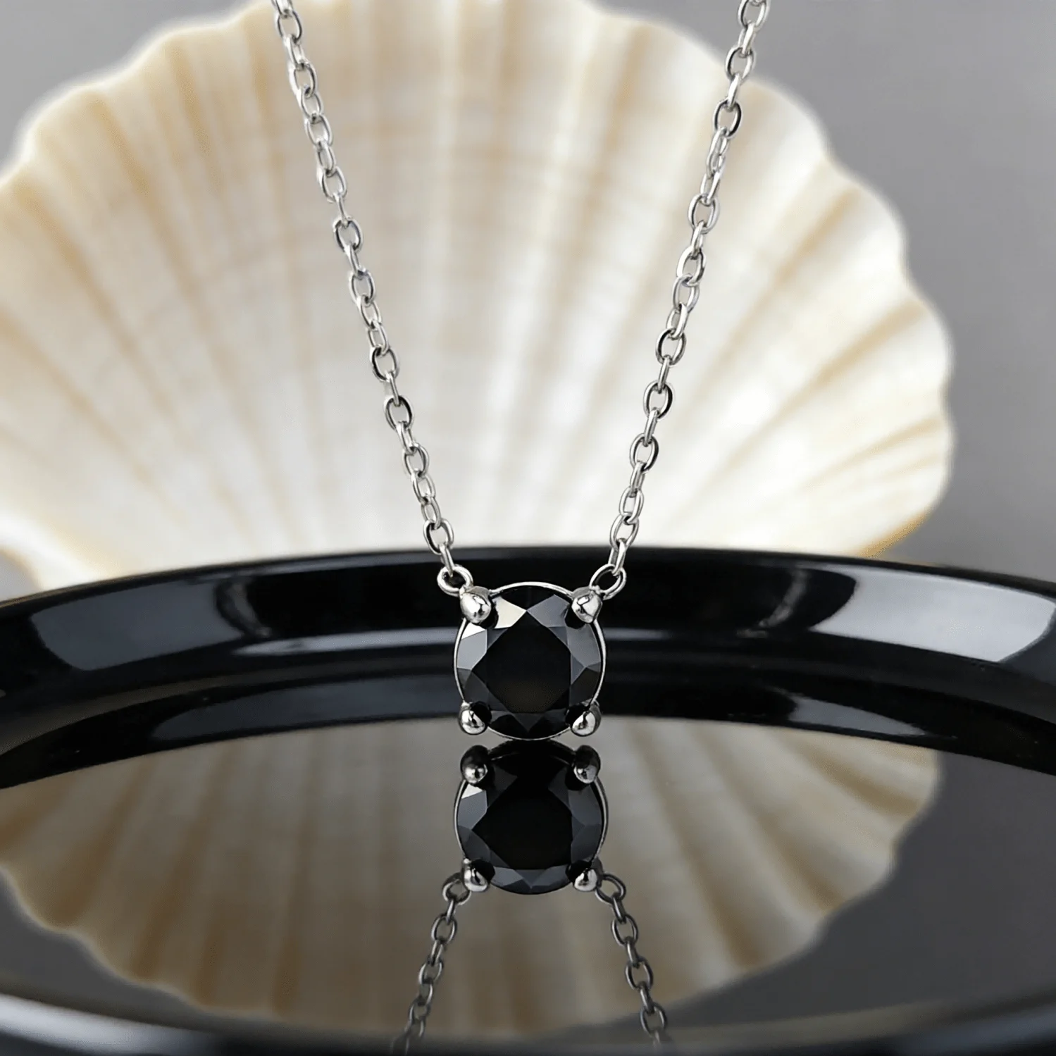 

1 шт. минималистичное ожерелье с подвеской из черного муассанита 1.0 карат из нержавеющей стали, простой дизайн с четырьмя крапанами для женщин и мужчин.