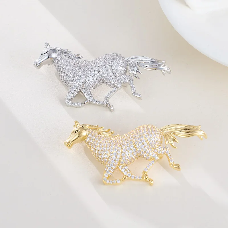 18K Gold Plated Micro-Pavé Rhinestone Horse Pin Unisex Equestrian Elegant Animal Brooch for Blazer Lapel Jewelry Gift Wholesale