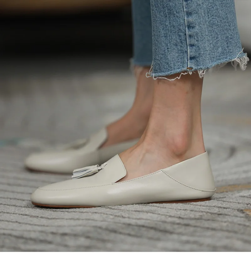 Miękkie prawdziwej skóry okrągłe Toe kapcie kobiety mokasyny Korea styl proste płaskie buty pani muły wiosna jesień kobiety Fringe mieszkania