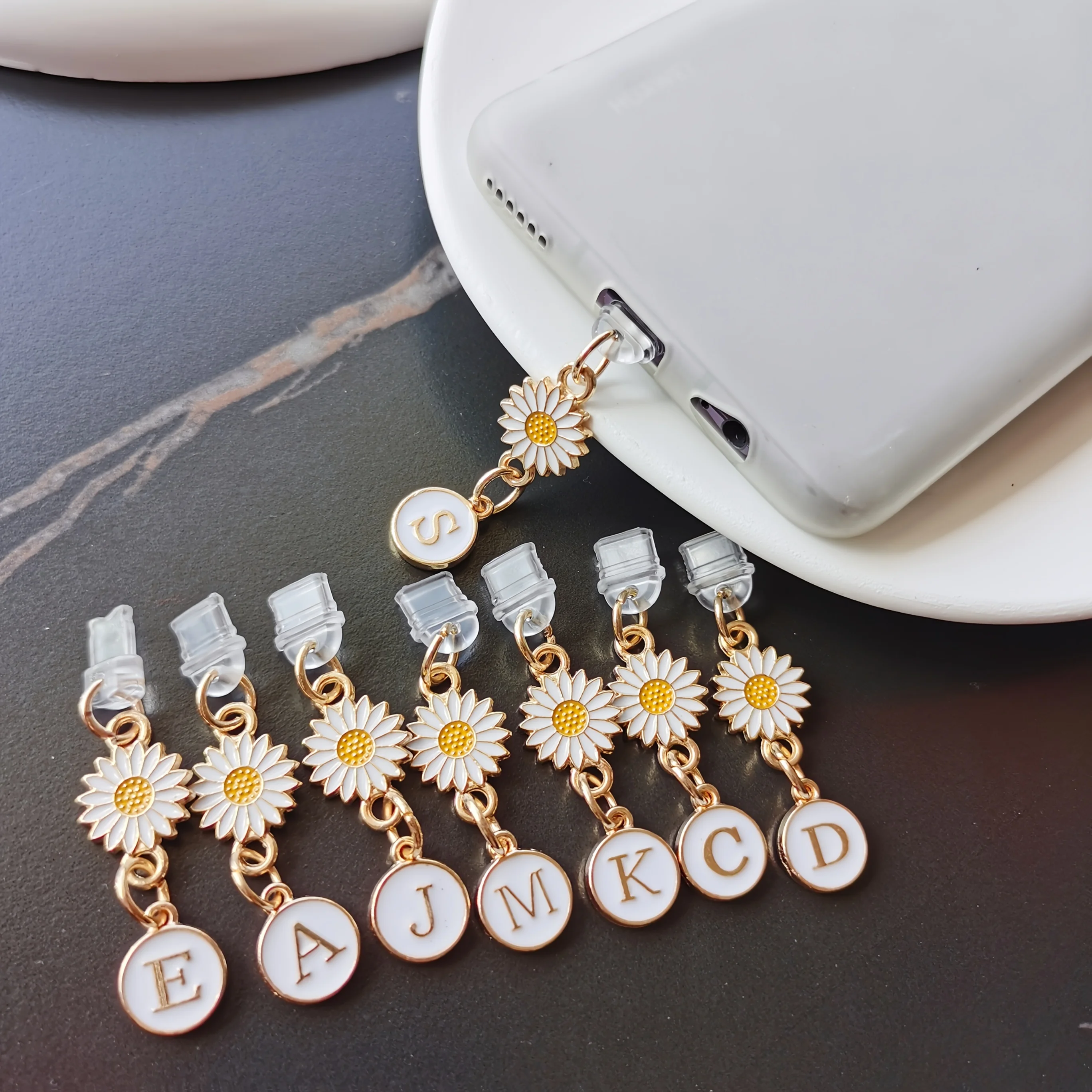 

1 Piece of Creative Daisy and Sunflower Letter Phone Dust Plug, European and American 26 Uppercase Letter Phone Charms, Suitable for Type-C, iPhone 15-17 Models, Women's Fashion Accessories for Girls, Perfect Gift for Mothers