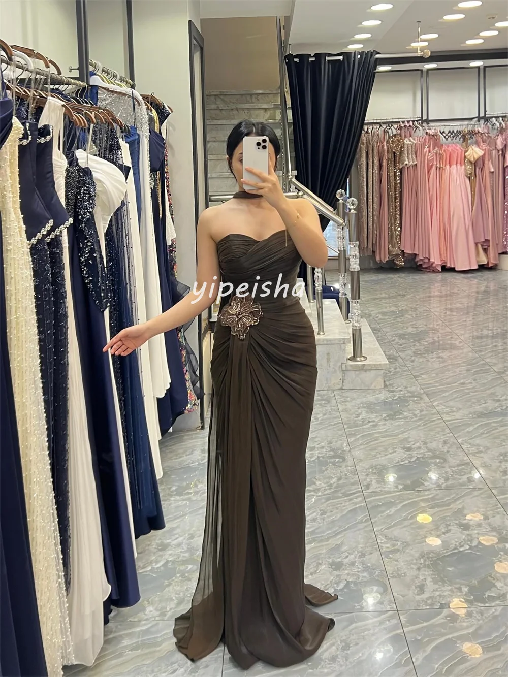 Sukienki wieczorowe retro, długie, bez ramiączek, proste, z szyfonu, z plisami, drapowane, z ręcznie robionymi kwiatami, zdobione koralikami i cekinami, na zamówienie.