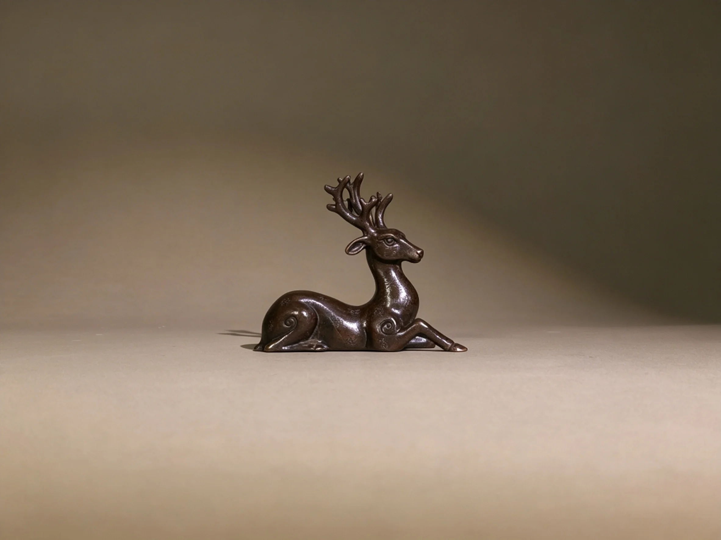 Exquisite Solid Sika Deer Lying Ornament, Creative Animal Figurine for Desk Decoration, Ideal Gift & Unique Toy for Collectibles