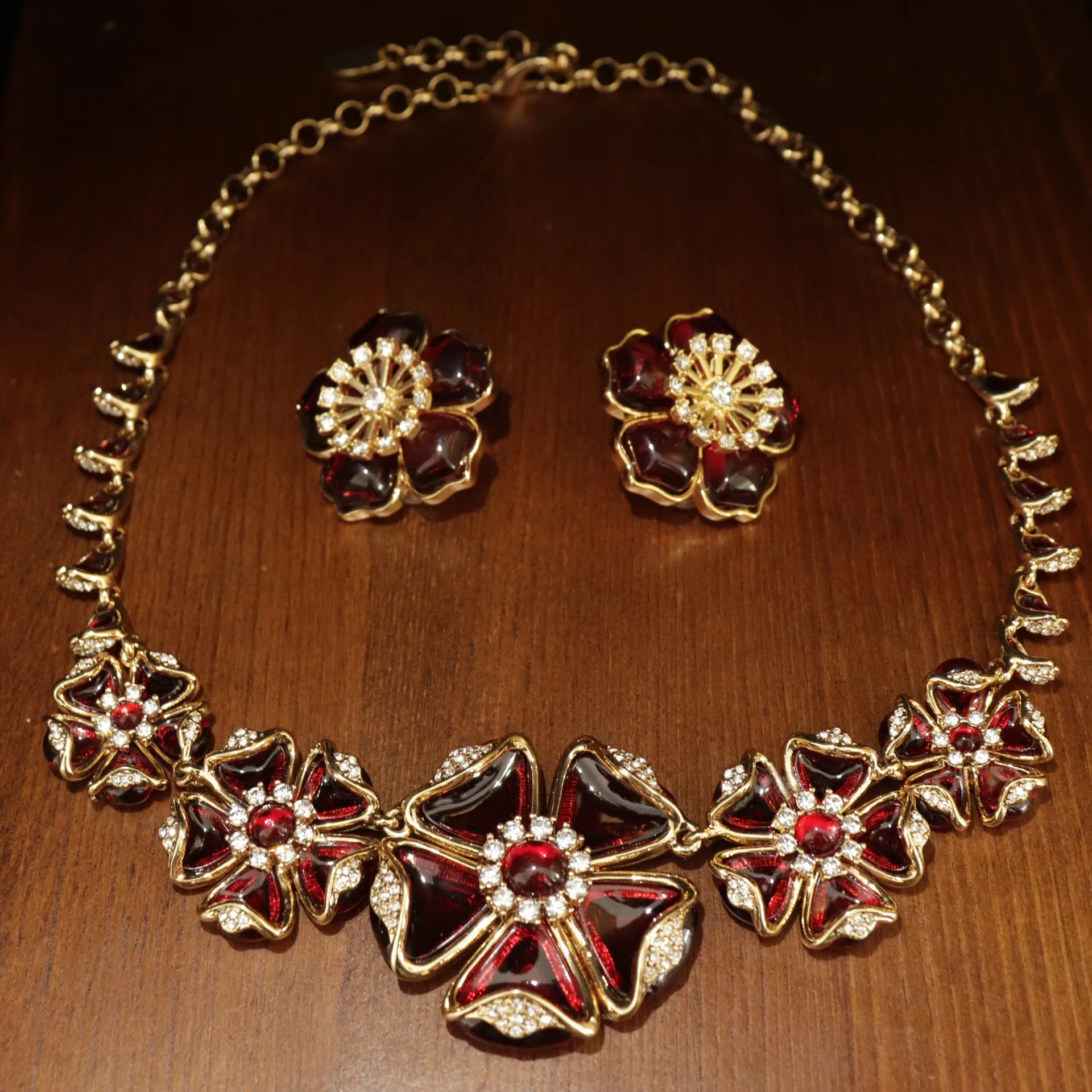

2025 Mid-Vintage court-style rhinestone-inlaid Flower-shaped Ear Clips, Light Luxury Ear Studs Necklace, Jewelry Set for Women