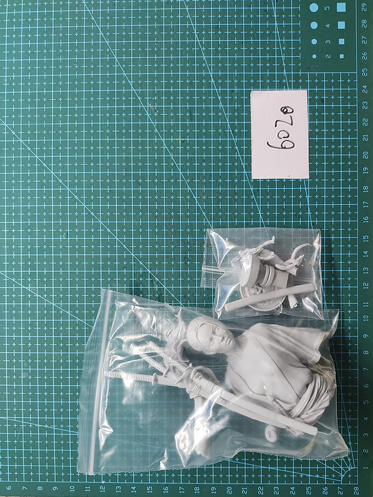 Resin soldier 1/10 ancient soldier bust officer Model Unassambled Unpainted Figure Building Kit