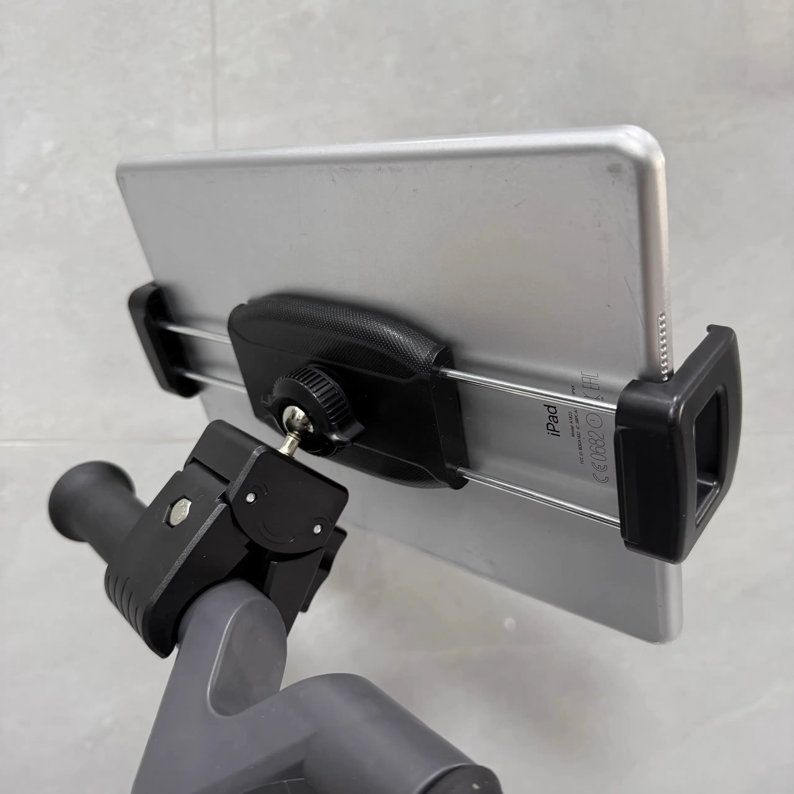 

Shockproof Phone Holder with round Tube Clamp for Bike Navigation Universal Truck