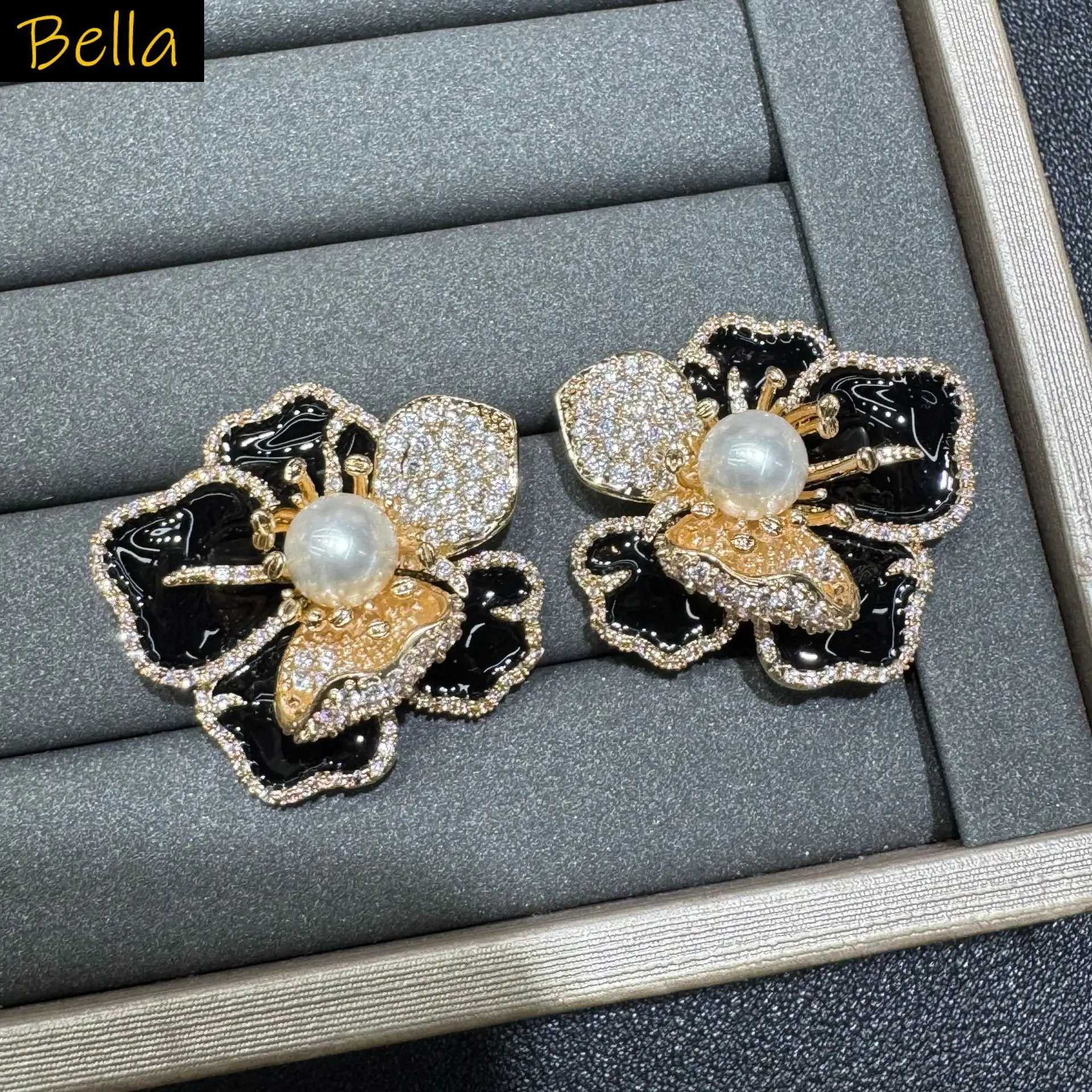 pendientes-de-flor-esmaltados-con-centro-de-perla-y-circonitas-pave-para-mujer-joyeria-de-fiesta-petalos-florales-en-amarillo-negro-y-rosa