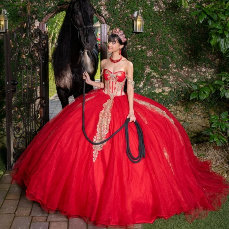 

Красное платье для церемонии Quinceanera с открытыми плечами, золотистым блеском, кристаллическими аппликациями, длинным шлейфом и бантом, платье для 15-летия. ﻿ Индивидуальный заказ