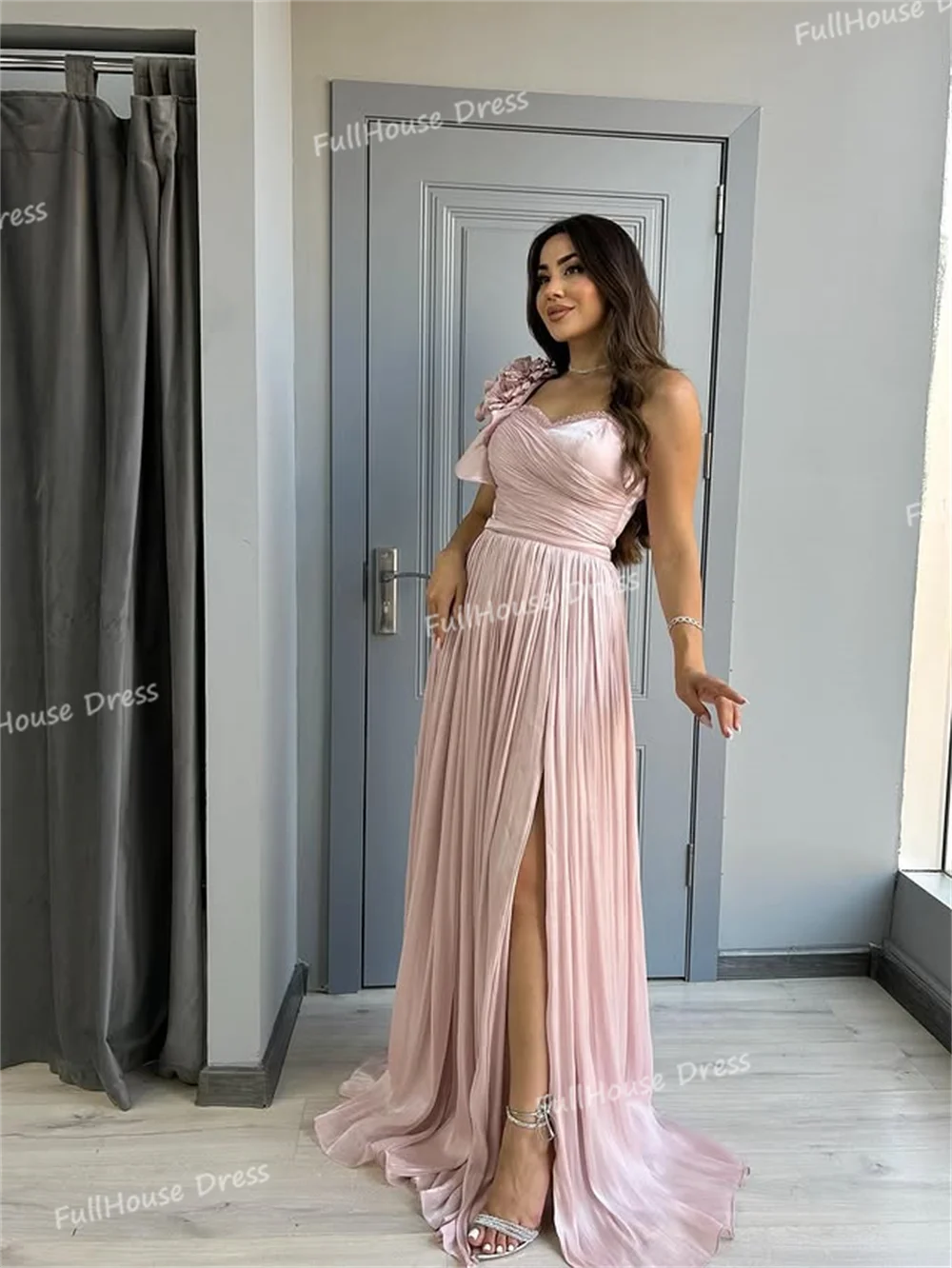 فستان سهرة طويل أنيق مصنوع حسب الطلب بياقة على شكل قلب مطوي على شكل حرف a للحفلات الراقصة مزين بالزهور بدون ظهر وفتحة جانبية مع محكمة سويب