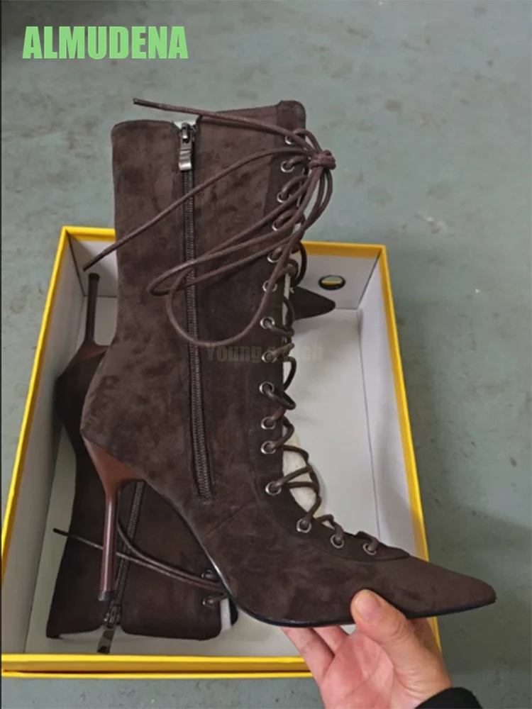 Botines de moda de ante gris café con correa, punta de cuero, diseño hueco, cremallera lateral y tacón de aguja de 9 cm.
