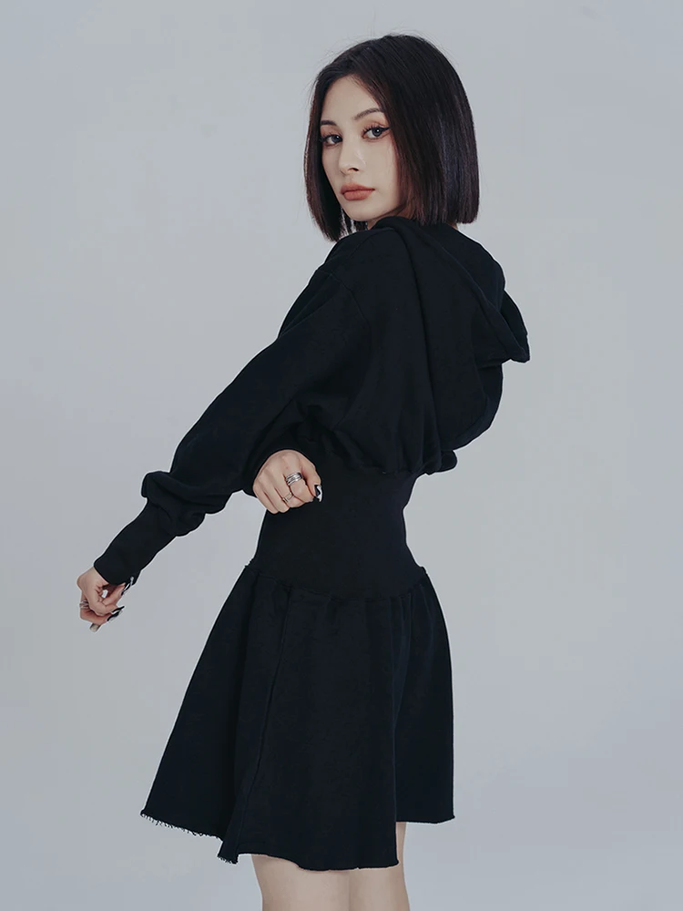 [EAM] Women Black Big Size Elasitc Waist Mini Dress New Hooded Long Sleeve Loose Fit Fashion Tide Spring Autumn 2024 1DF0709