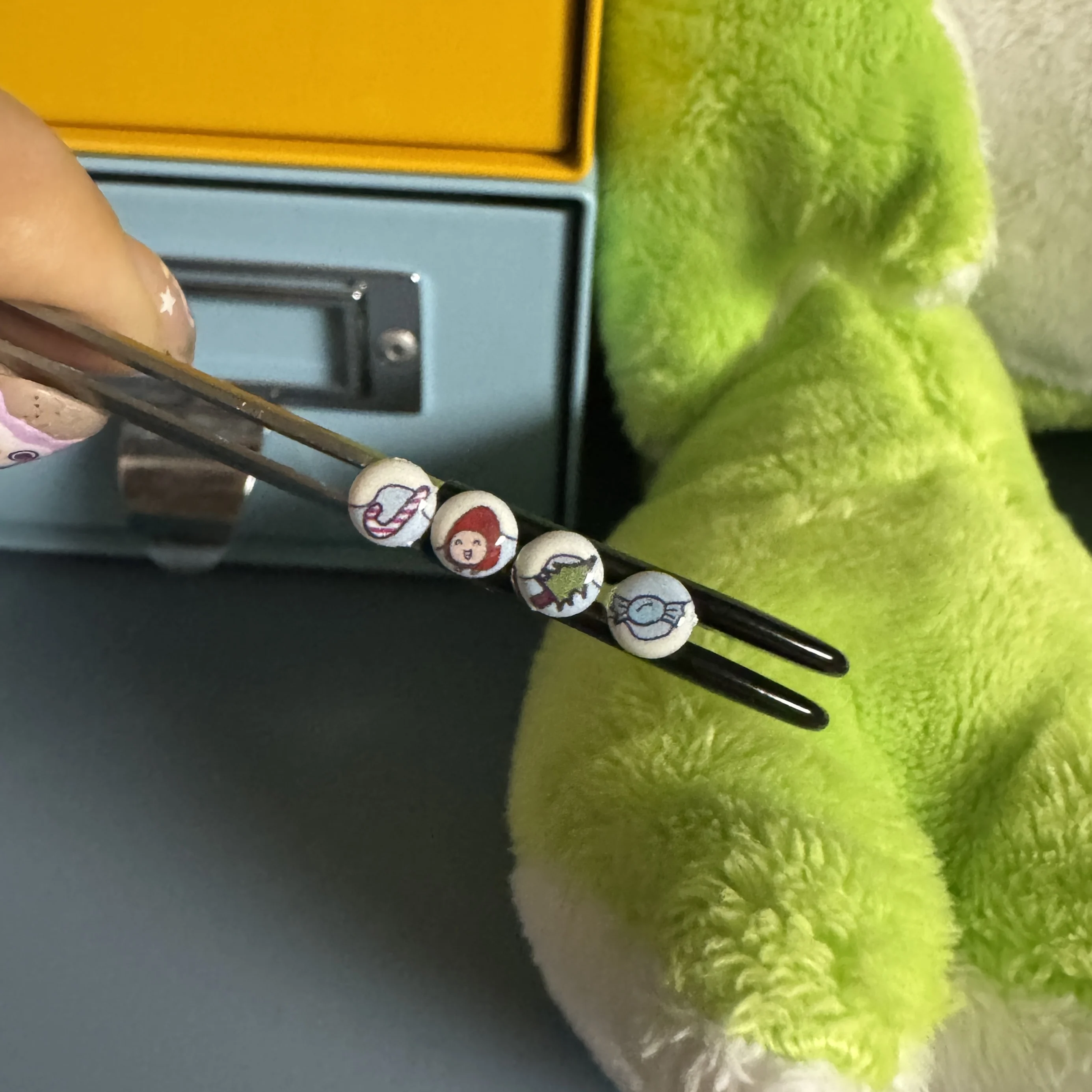 J 4pcs Only buttons