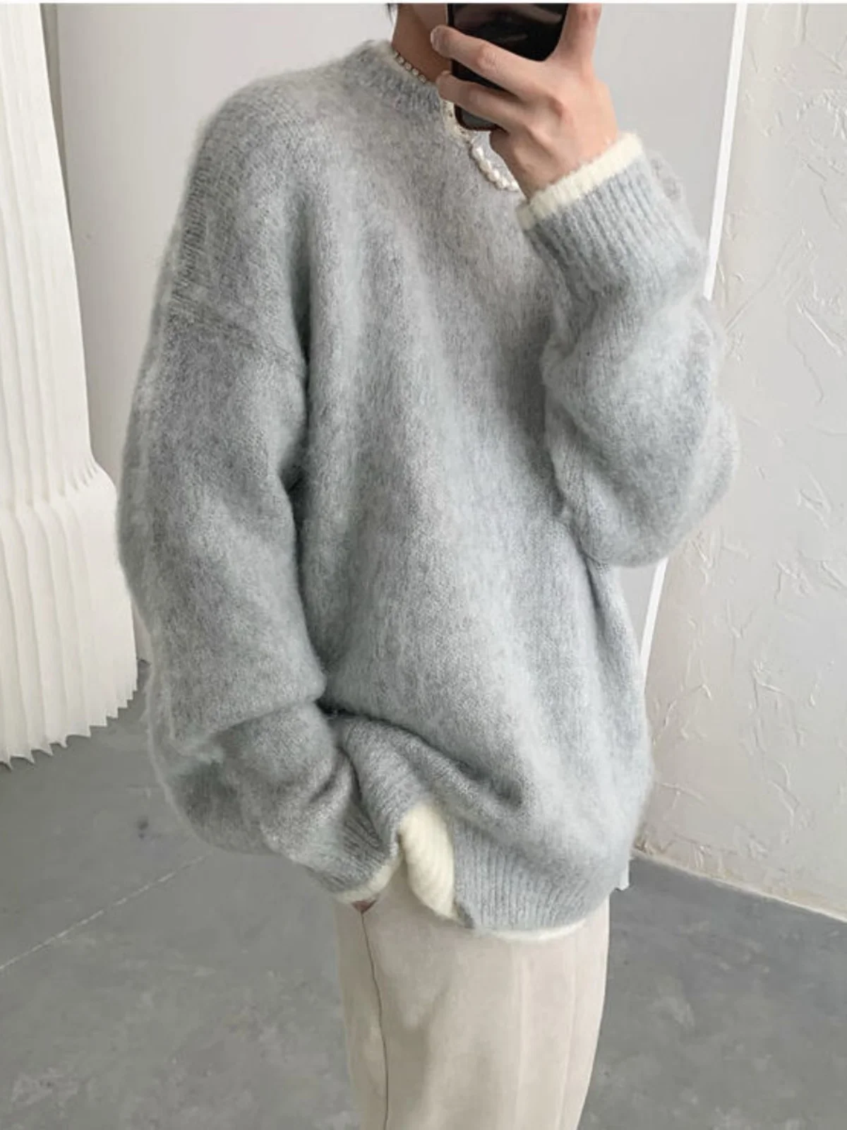 

Новый стиль: Мягкий белый вязаный свитер для мужчин, свободный крой, комфортный, осенний, модный, городской стиль, с длинным рукавом, с воротником, для ношения под одеждой