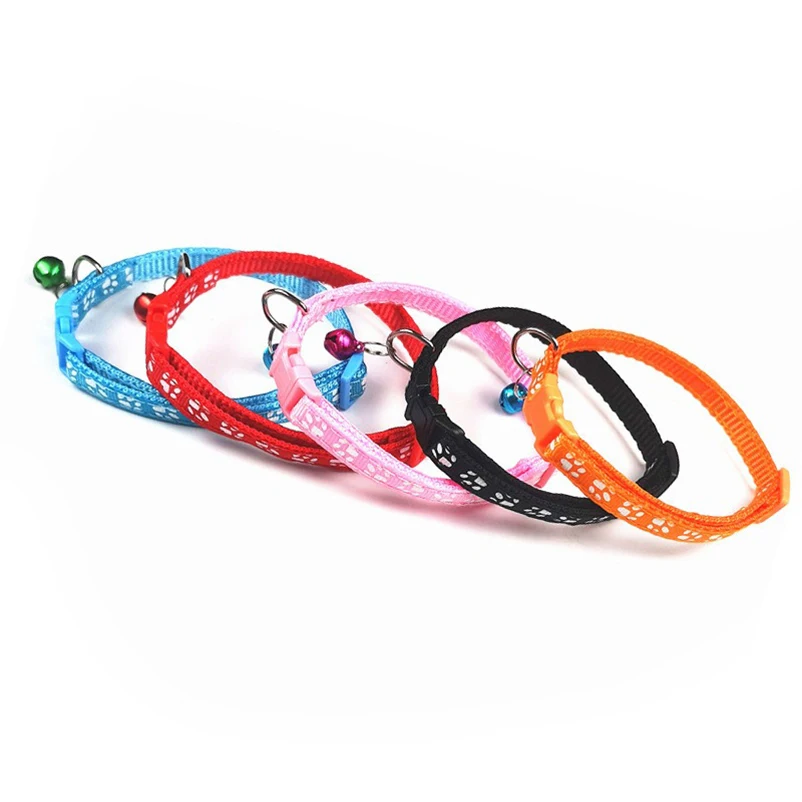 Collar ajustable con estampado huellas y cascabel para gatos y perros - imagen 2