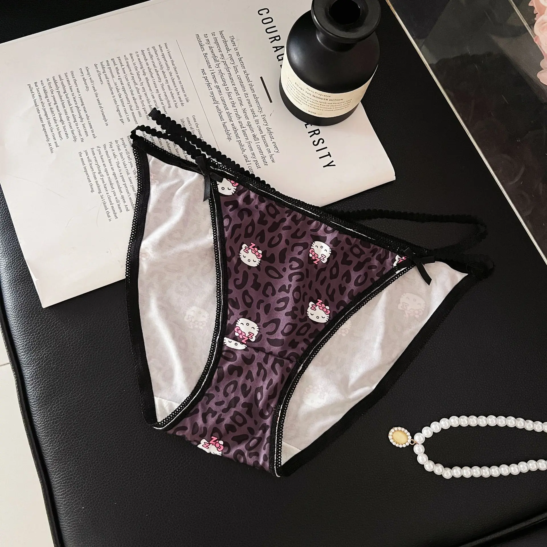 

Hello kitty panties Sweet and spicy leopard print sexy laceless panties for women with high-cut opening and ice silk fabric