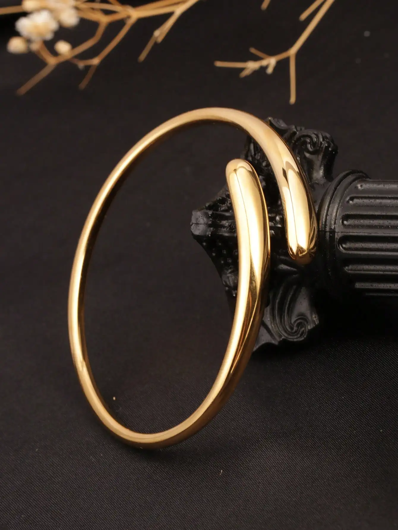 1 Pieza de Anillo Sencillo Exagerado con Diseño de Gota de Agua, Superficie Lisa, Brazalete de Acero Inoxidable con Oro de 18K, Brazalete Abierto, Elegante y Moderno, Adecuado para Uso Diario por Mujeres y Hombres, Regalo para Novia, Regalo para Mejor Amiga