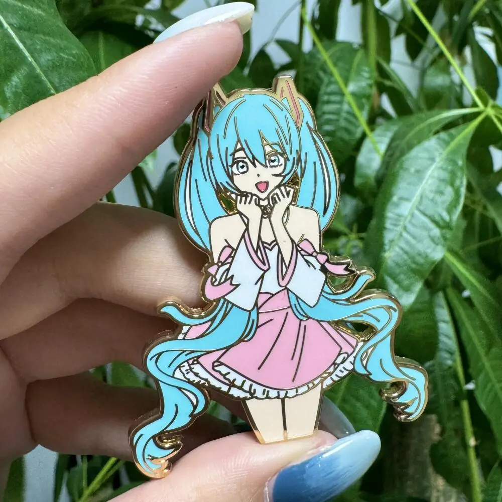 Hatsune Miku Distintivo in metallo a forma umana Spilla in metallo simile al smalto Cartoon Anime Hatsune Miku Accessori Distintivi