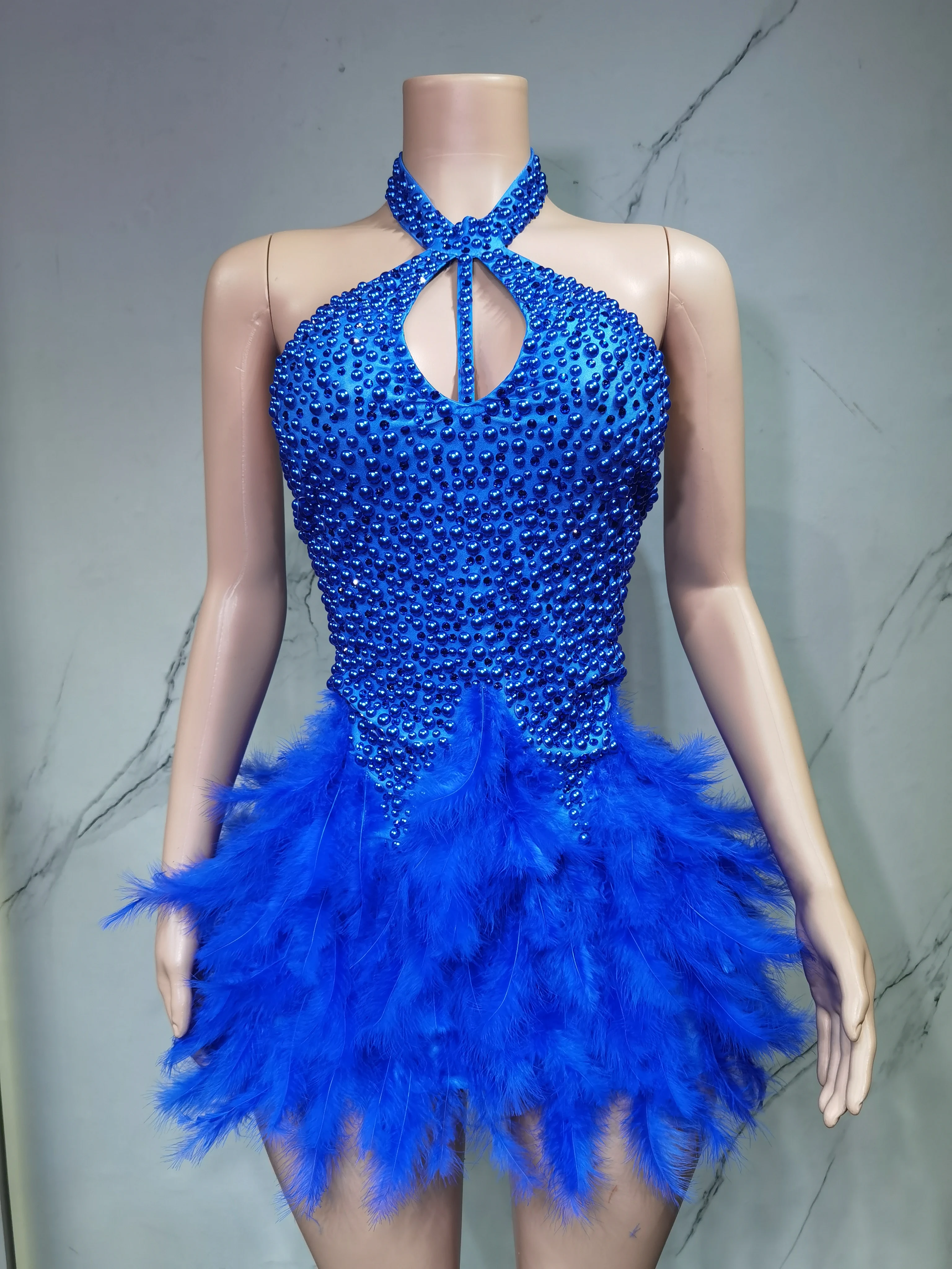 

Милые и сексуальные мини-юбки, популярные короткие платья различных цветов с перьями на шее и открытой спиной