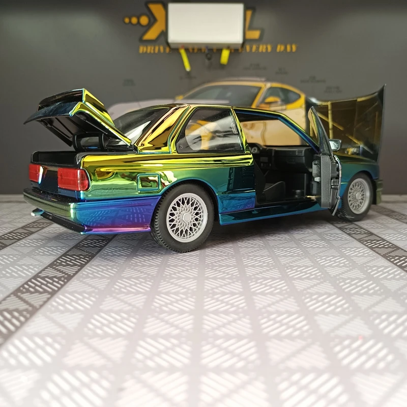 1:24 BMW M3 liga modelo de carro decoração, portas e capô do motor, porta-malas pode ser aberto tem funções de som e iluminação simuladas