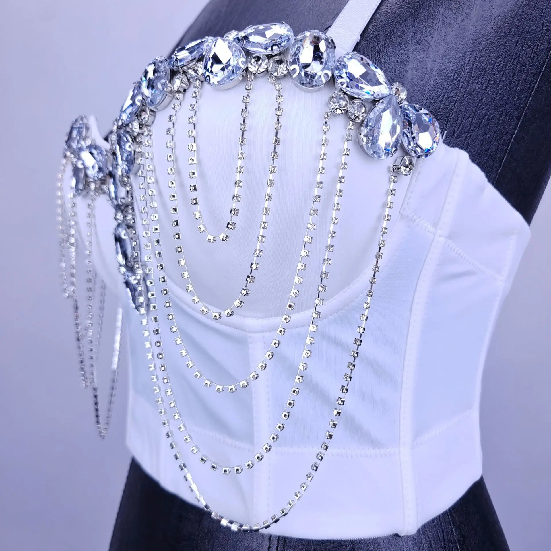 เสื้อชั้นในดีไซน์ฟิโบนที่สวมใส่สบาย พร้อมแผ่นรองที่ถอดออกได้ ทรงเข้ารูป แต่งพู่ระบาย สายคล้องไหล่ไขว้แบบถอดได้
